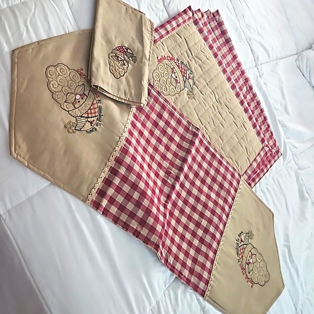 Santa runner, 4 Santa placemates ,3 napkins